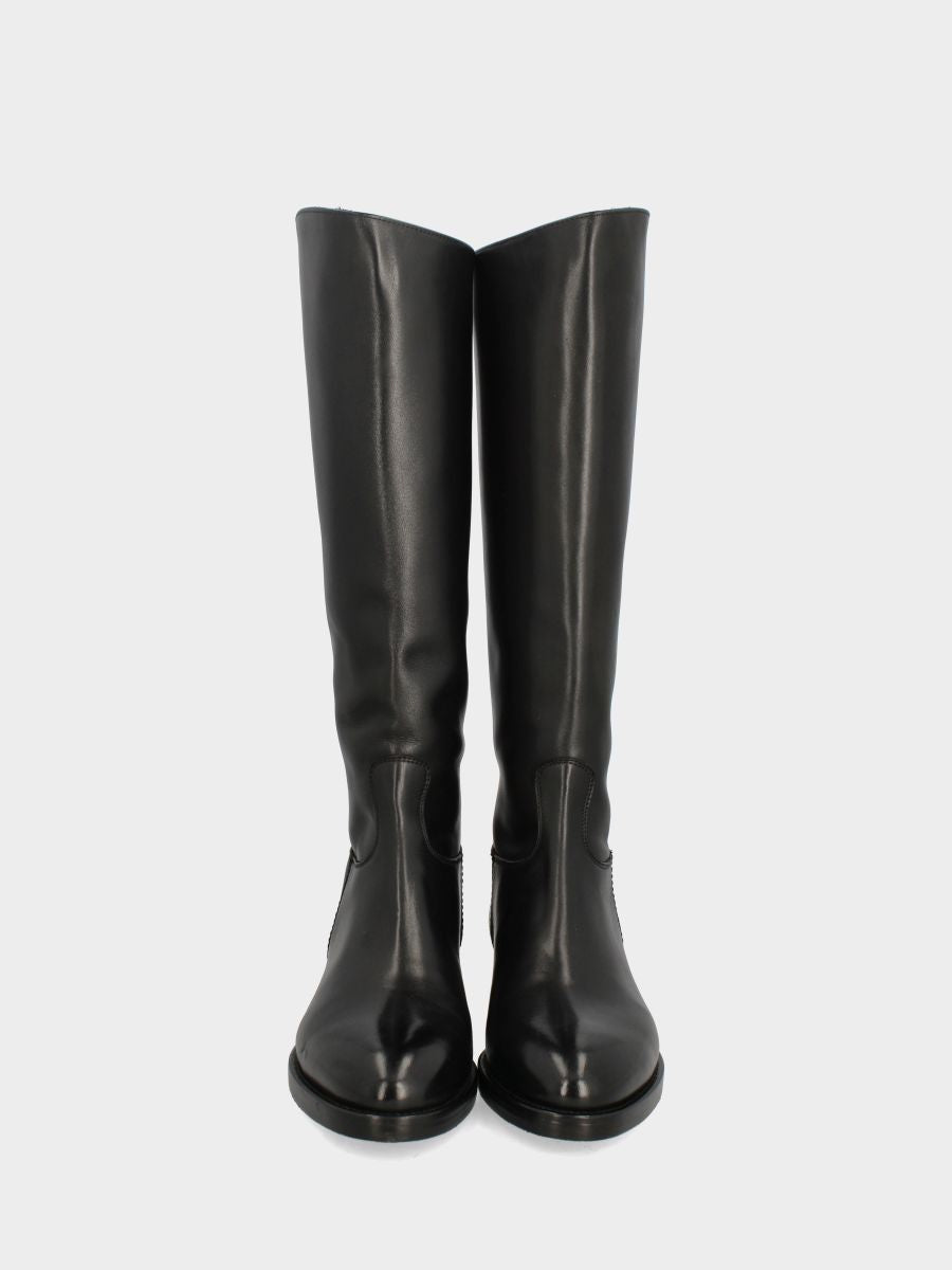 Stivale amazzone in vitello nero con cinturino e zip posteriore