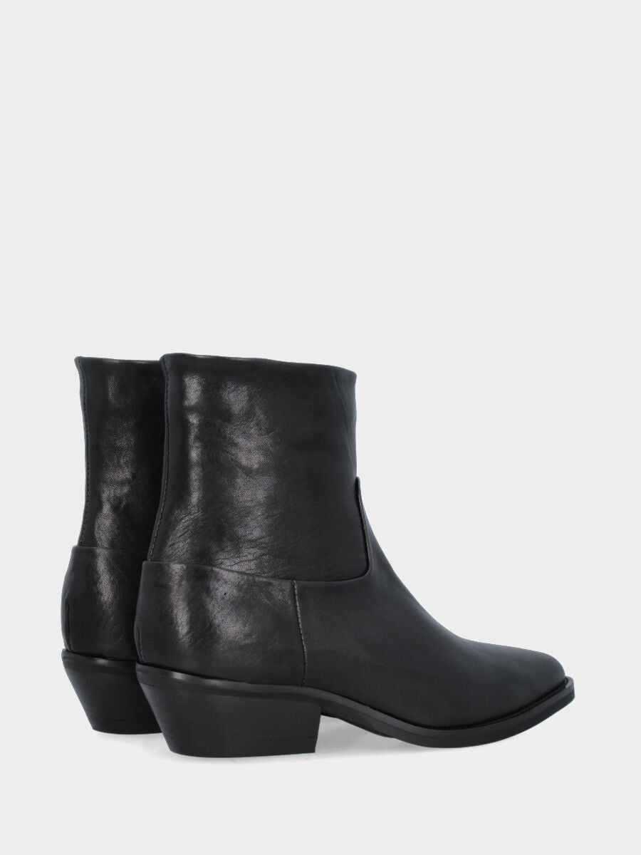 Camperos a stivaletto in vitello nero con punta affusolata e tacco cubano