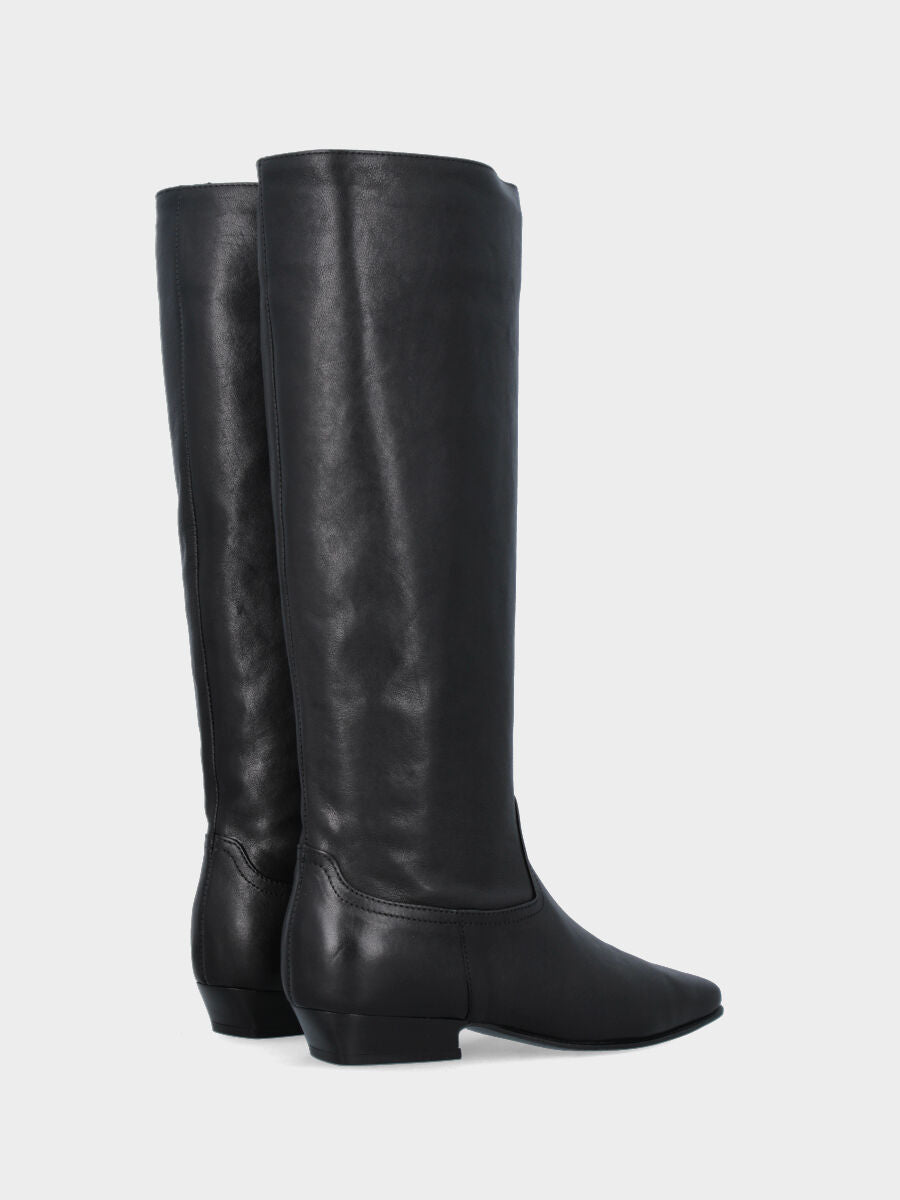 Camperos in vitello nero con gambale a tubo e tacco a coda