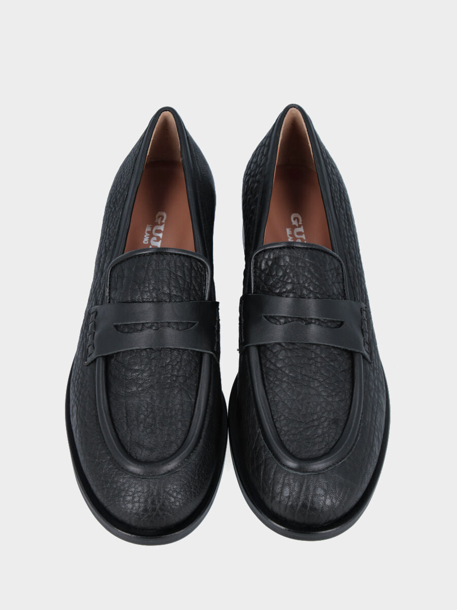 Mocassino in vitello bottalato nero con vaschetta cucita