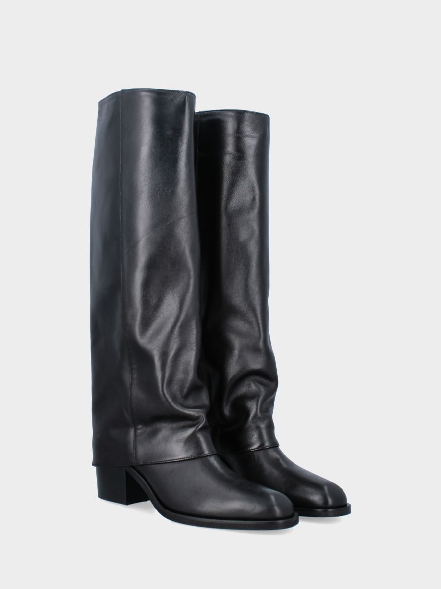 Stivale a tubo in vitello nero con ghetta risvoltata e punta stondata
