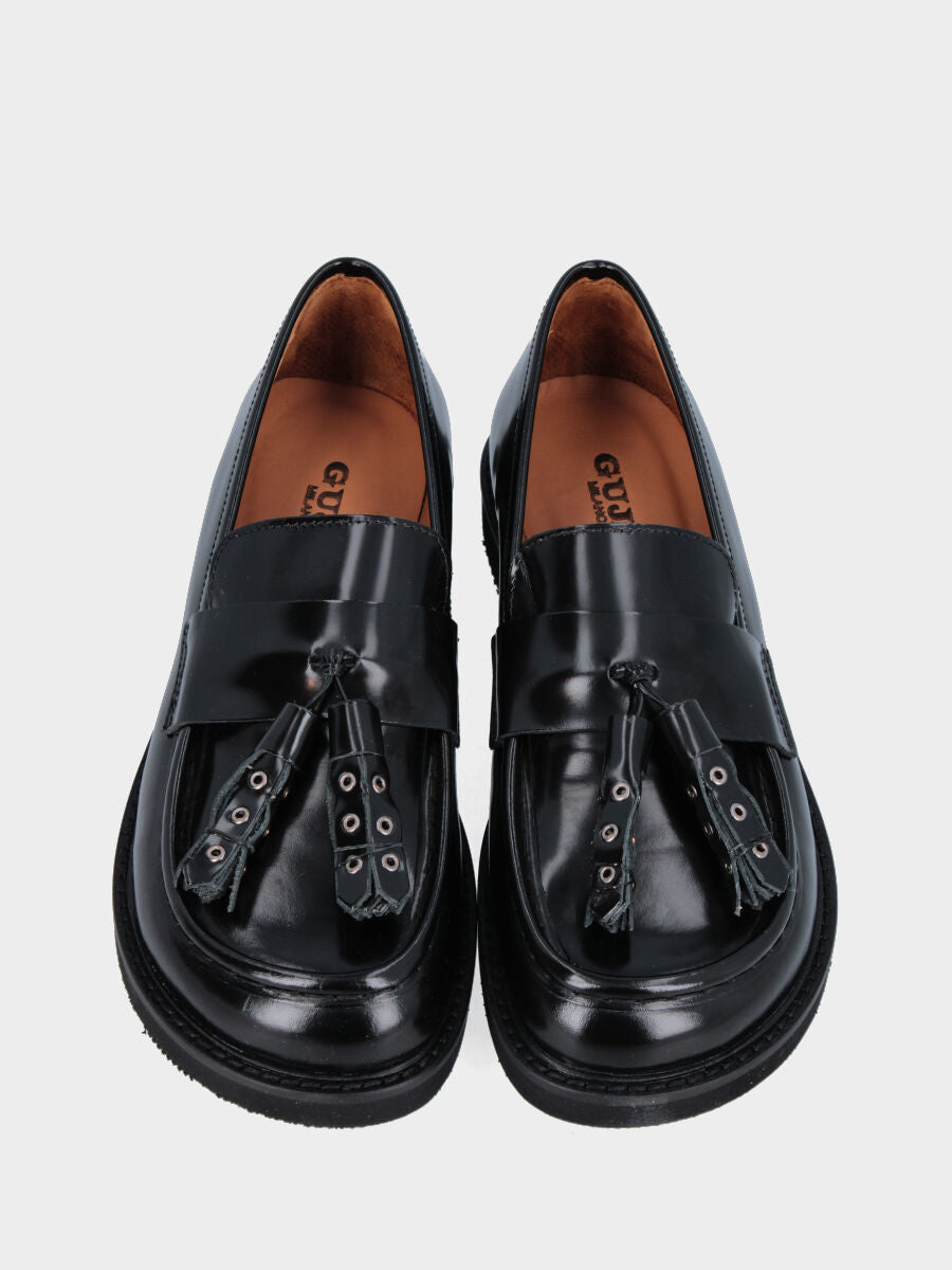 Mocassino in vitello abrasivato nero con nappine e borchiette