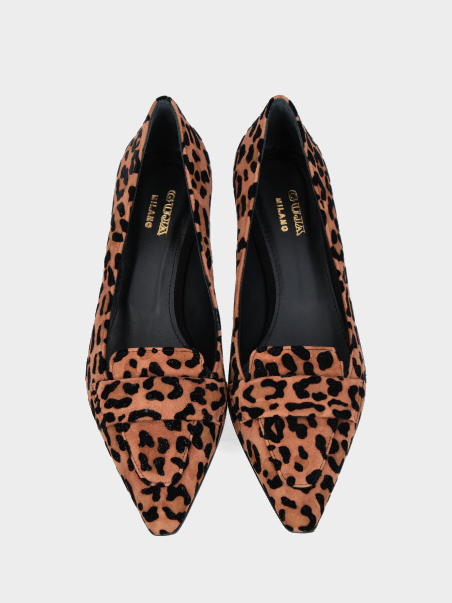 Mocassino in camoscio leopardato con vaschetta cucita e tacco a coda