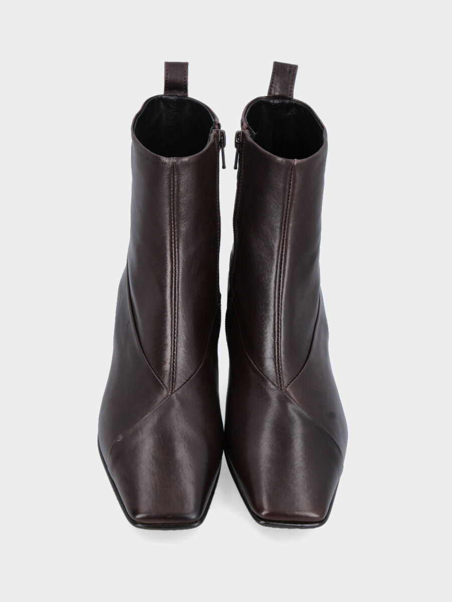 Stivaletto in nappa testa di moro con lembi rivoltati