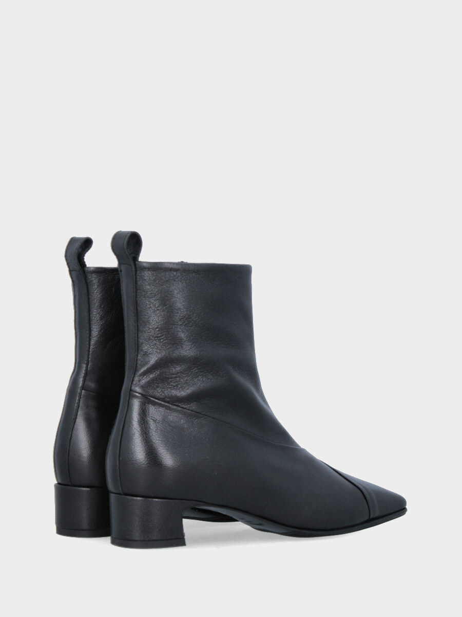 Stivaletto in nappa nera con lembi rivoltati