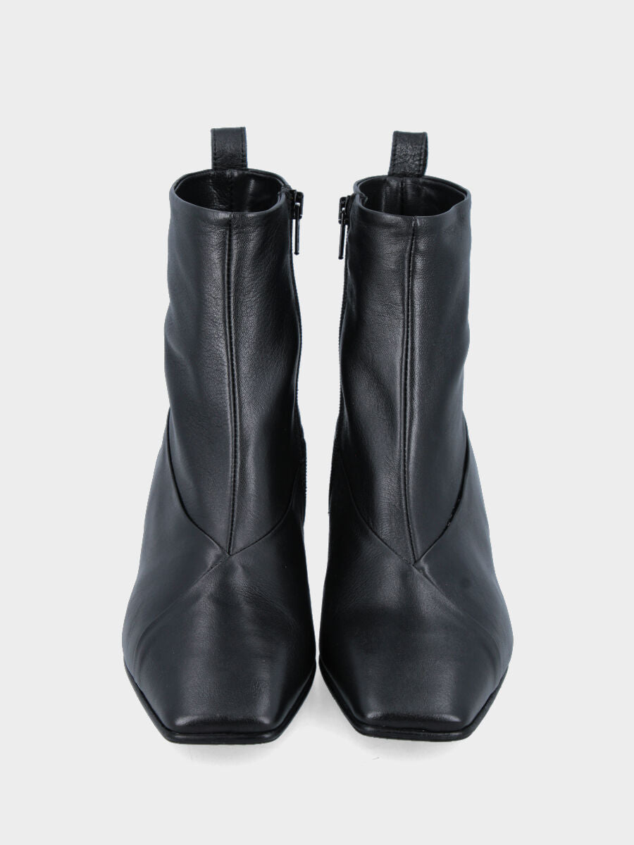 Stivaletto in nappa nera con lembi rivoltati