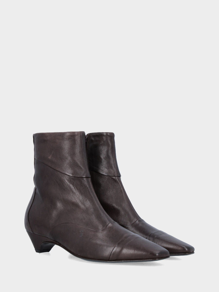 Stivaletto in nappa testa di moro con punta quadratina asimmetrica e tacco conico