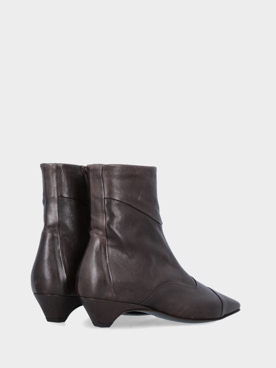 Stivaletto in nappa testa di moro con punta quadratina asimmetrica e tacco conico