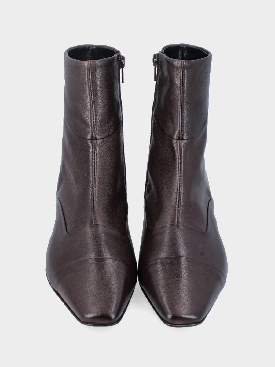 Stivaletto in nappa testa di moro con punta quadratina asimmetrica e tacco conico