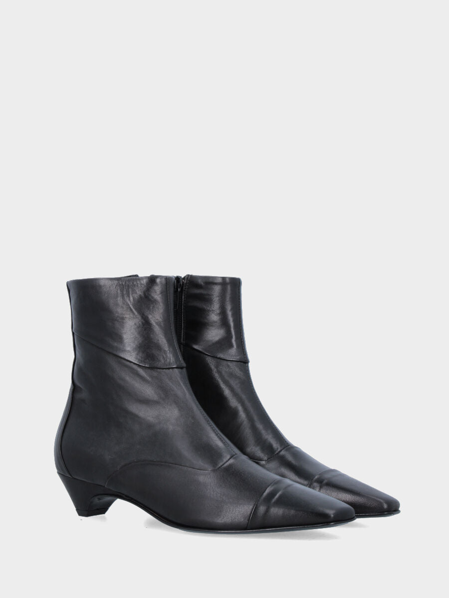 Stivaletto in nappa nera con punta quadratina asimmetrica e tacco conico