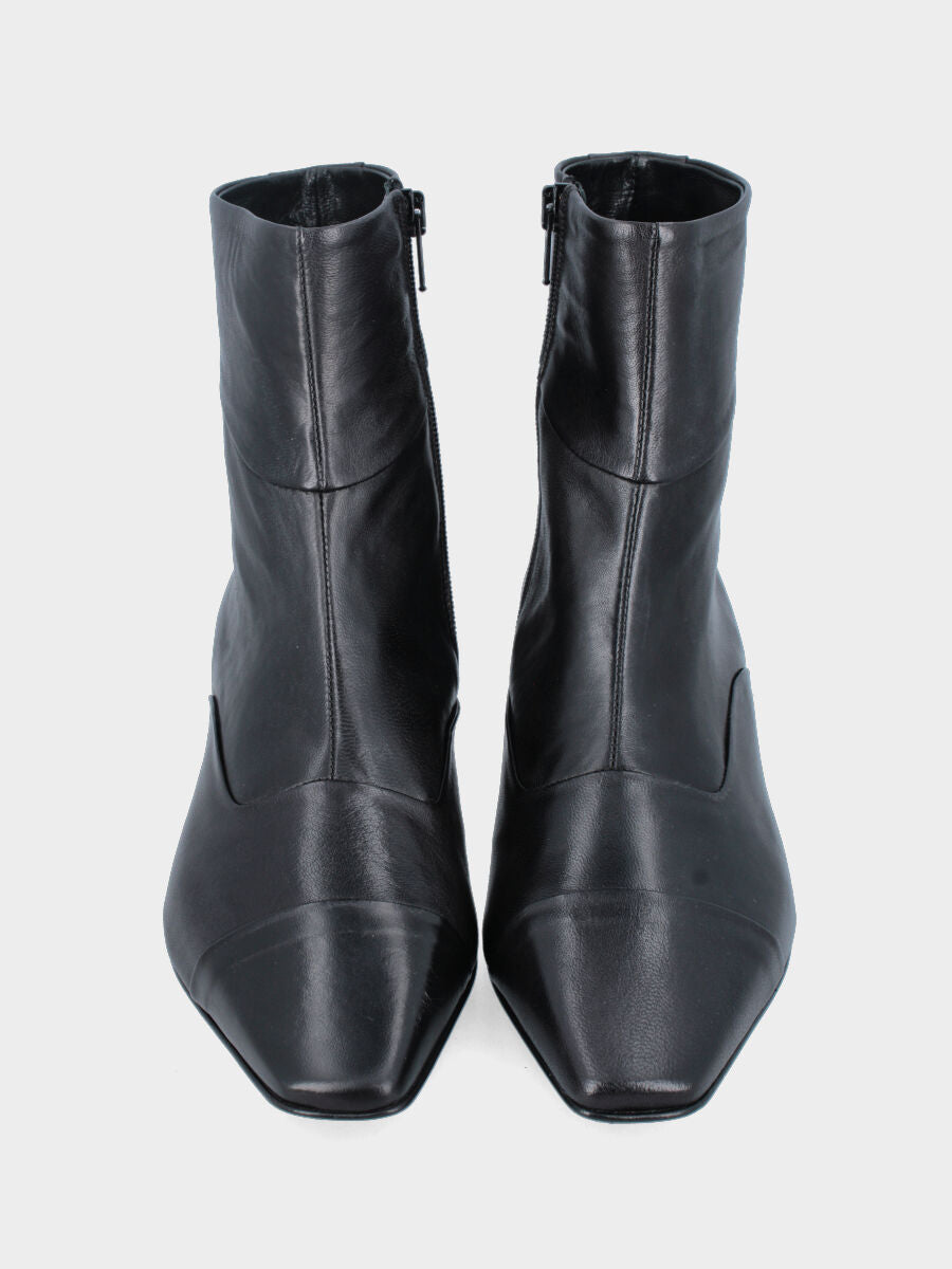 Stivaletto in nappa nera con punta quadratina asimmetrica e tacco conico