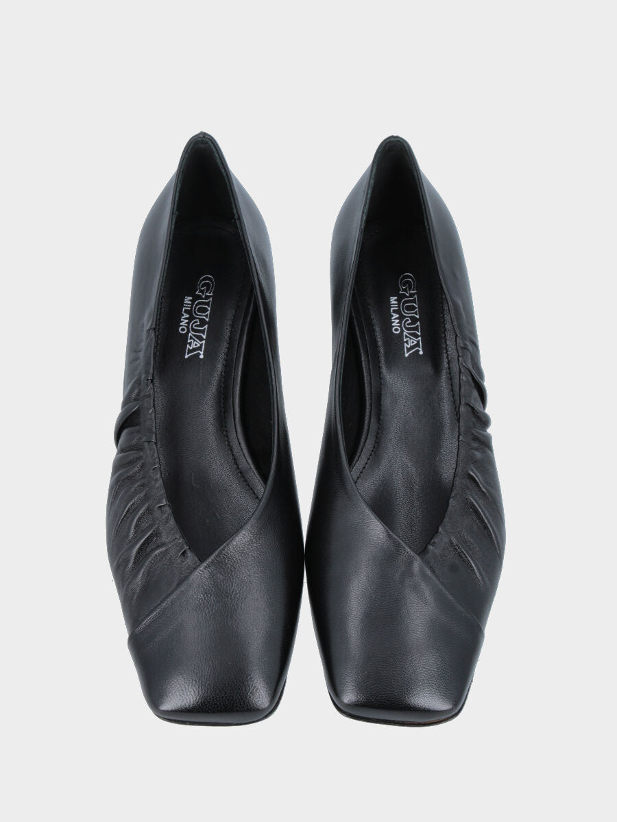 Décolleté in nappa nera con punta quadrata e scollo a V