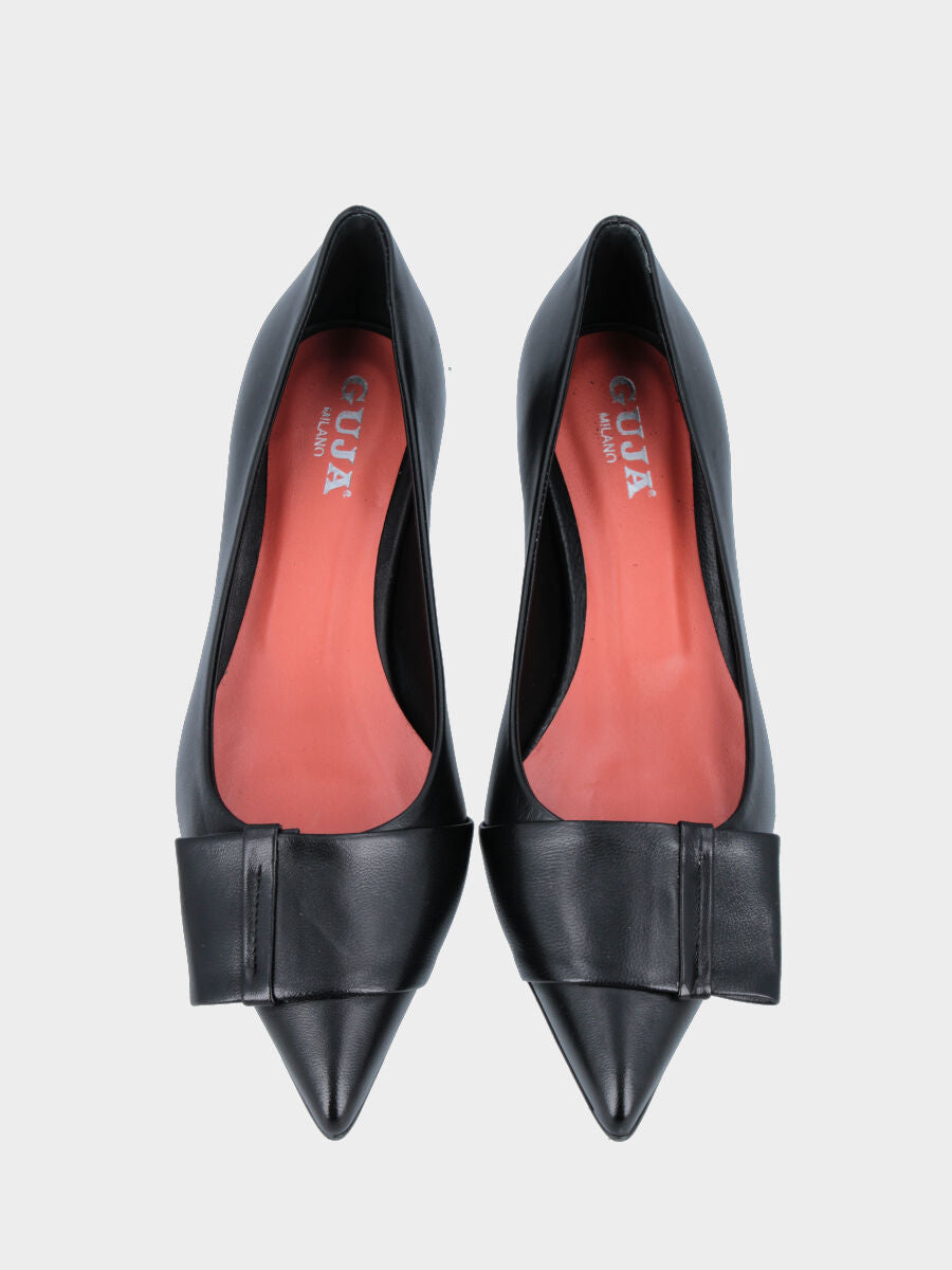 Décolleté in nappa nera con punta sfilata e tacco rocchetto