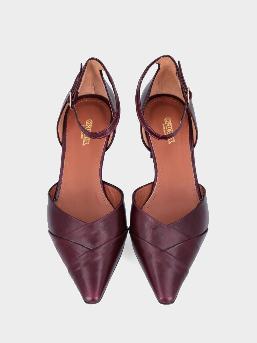 Décolleté in vitello bordeaux con cinturino e tacco incavato