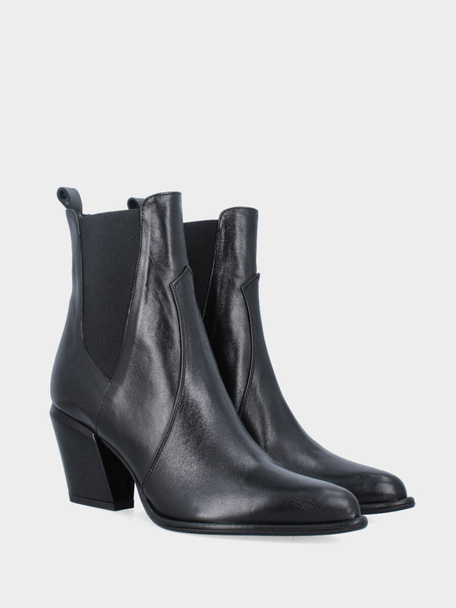 Beatles in nappa nera con punta sfilata e tacco a blocco