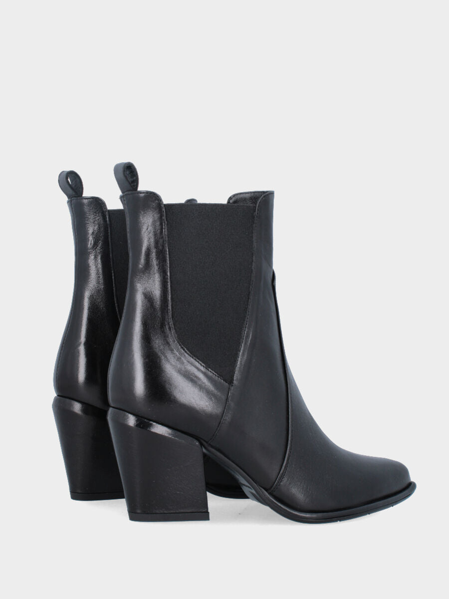 Beatles in nappa nera con punta sfilata e tacco a blocco