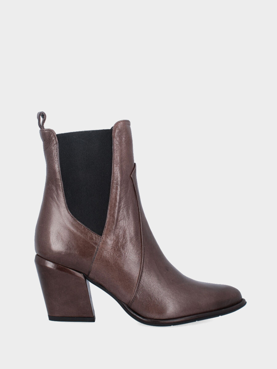 Beatles in nappa taupe con punta sfilata e tacco a blocco