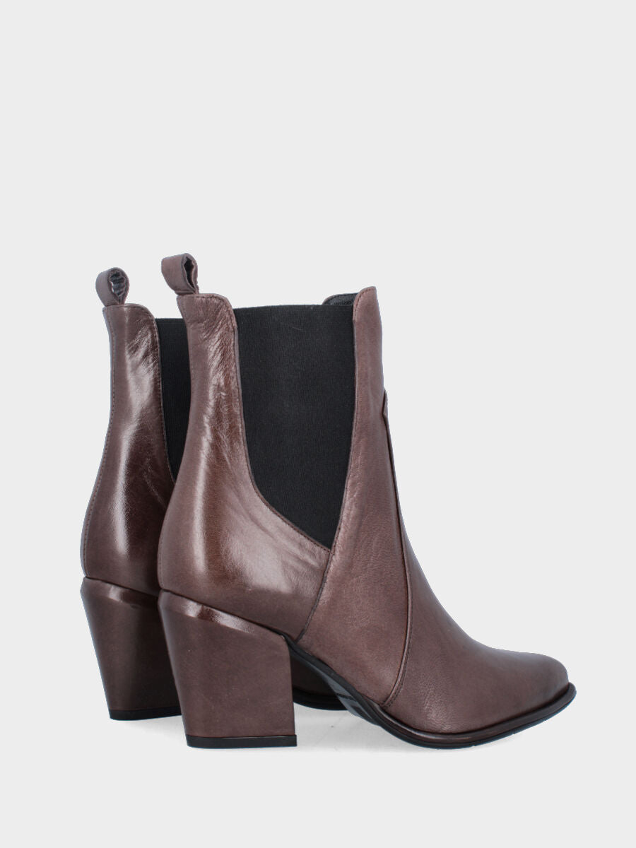 Beatles in nappa taupe con punta sfilata e tacco a blocco