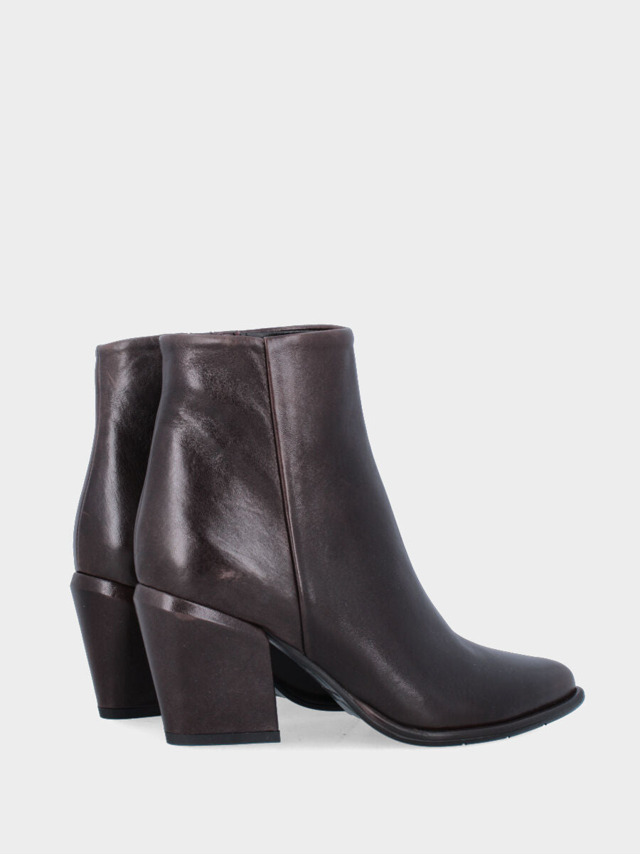 Stivaletto in nappa testa di moro con punta sfilata e tacco a blocco