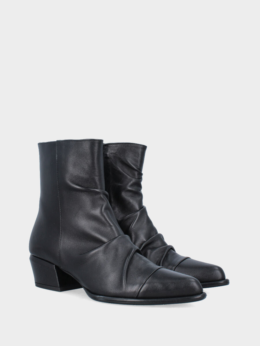 Stivaletto in nappa nera con tacco a blocco e dettagli goffrati