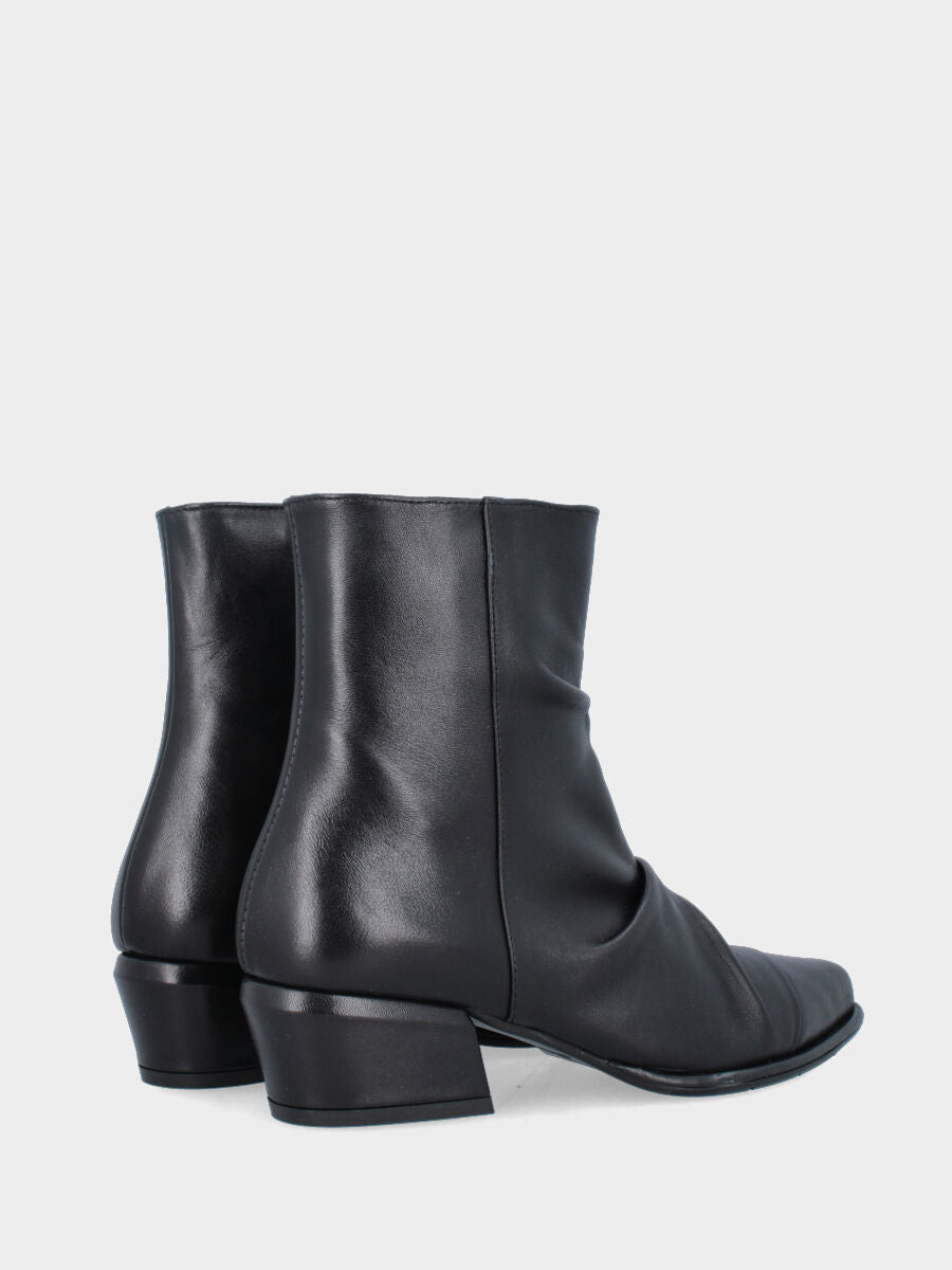Stivaletto in nappa nera con tacco a blocco e dettagli goffrati