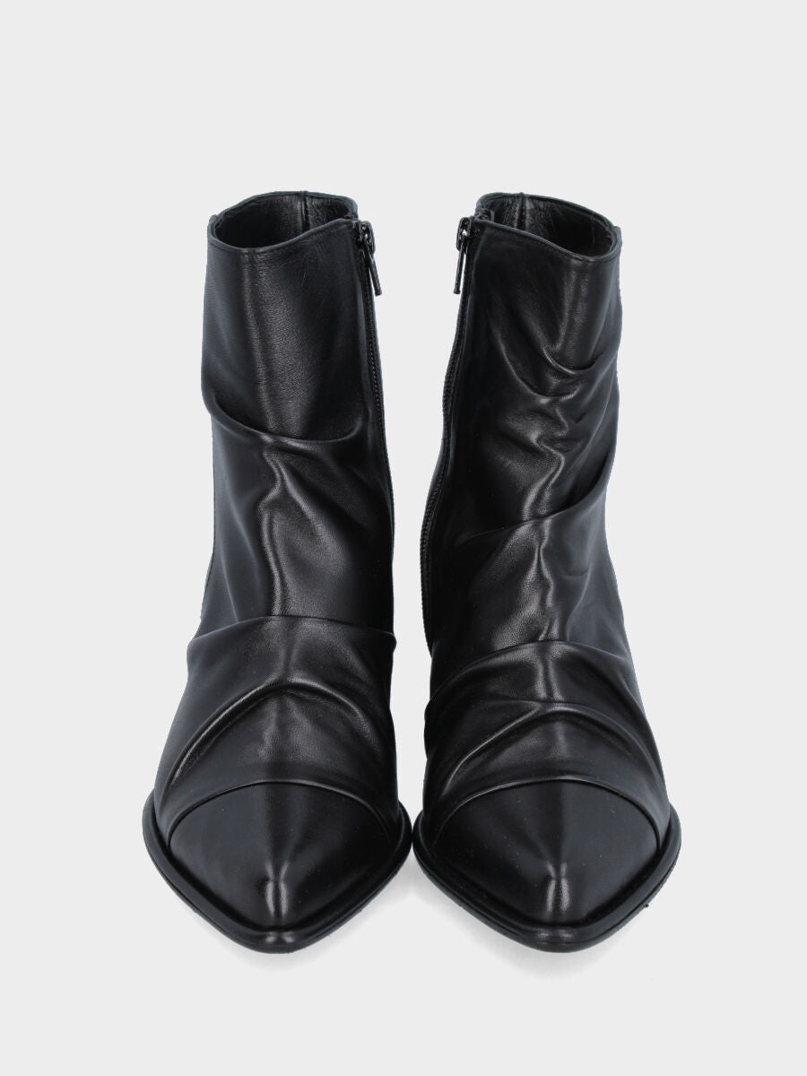 Stivaletto in nappa nera con tacco a blocco e dettagli goffrati