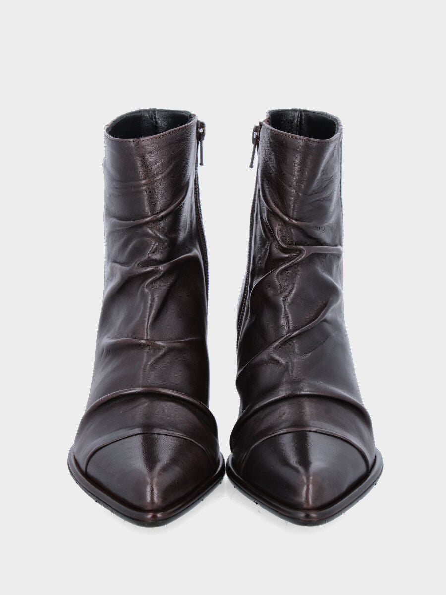 Stivaletto in nappa marrone con tacco a blocco e dettagli goffrati