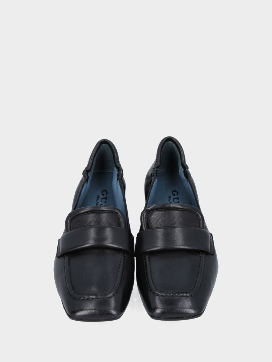 Mocassino in nappa nera con punta quadrata e cucitura a sacchetto