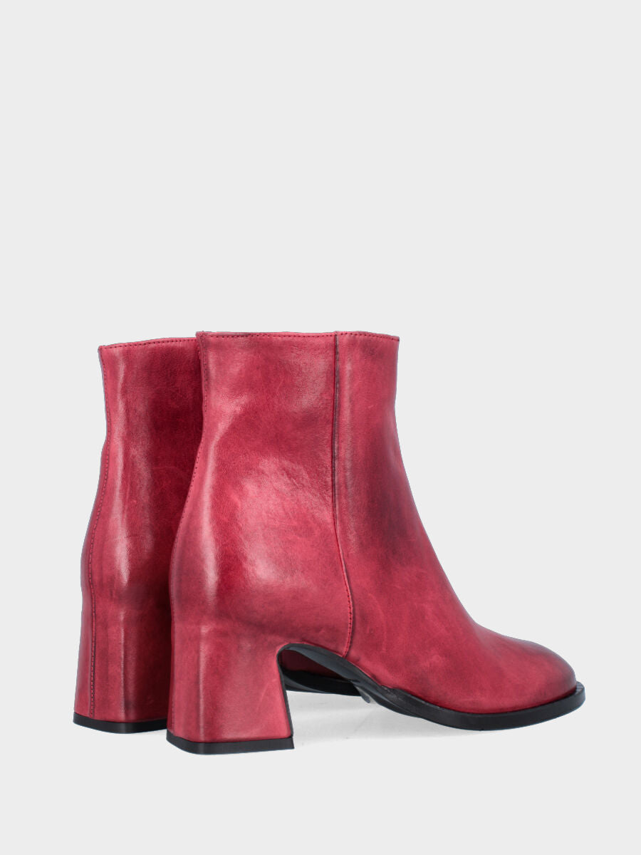 Stivaletto in vitello rosso con tacco rivestito e punta tonda