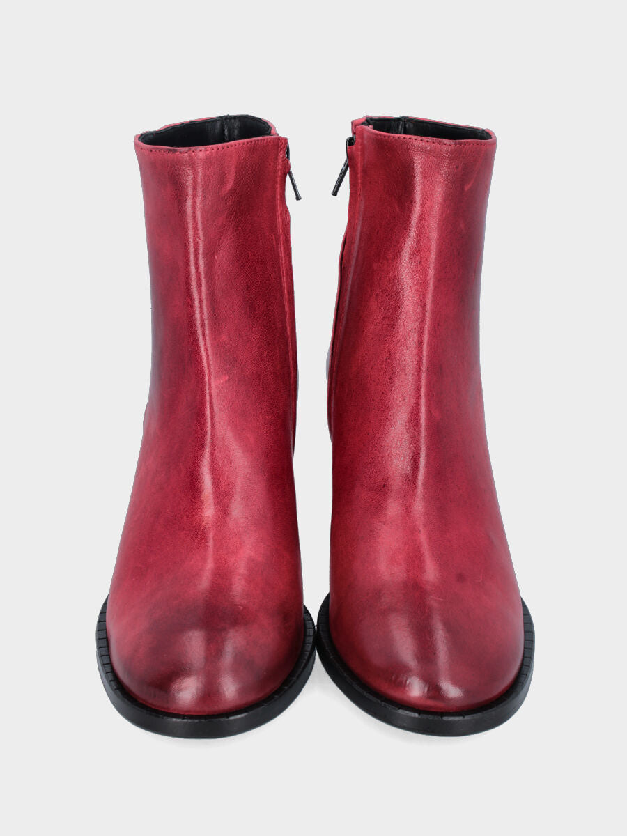 Stivaletto in vitello rosso con tacco rivestito e punta tonda