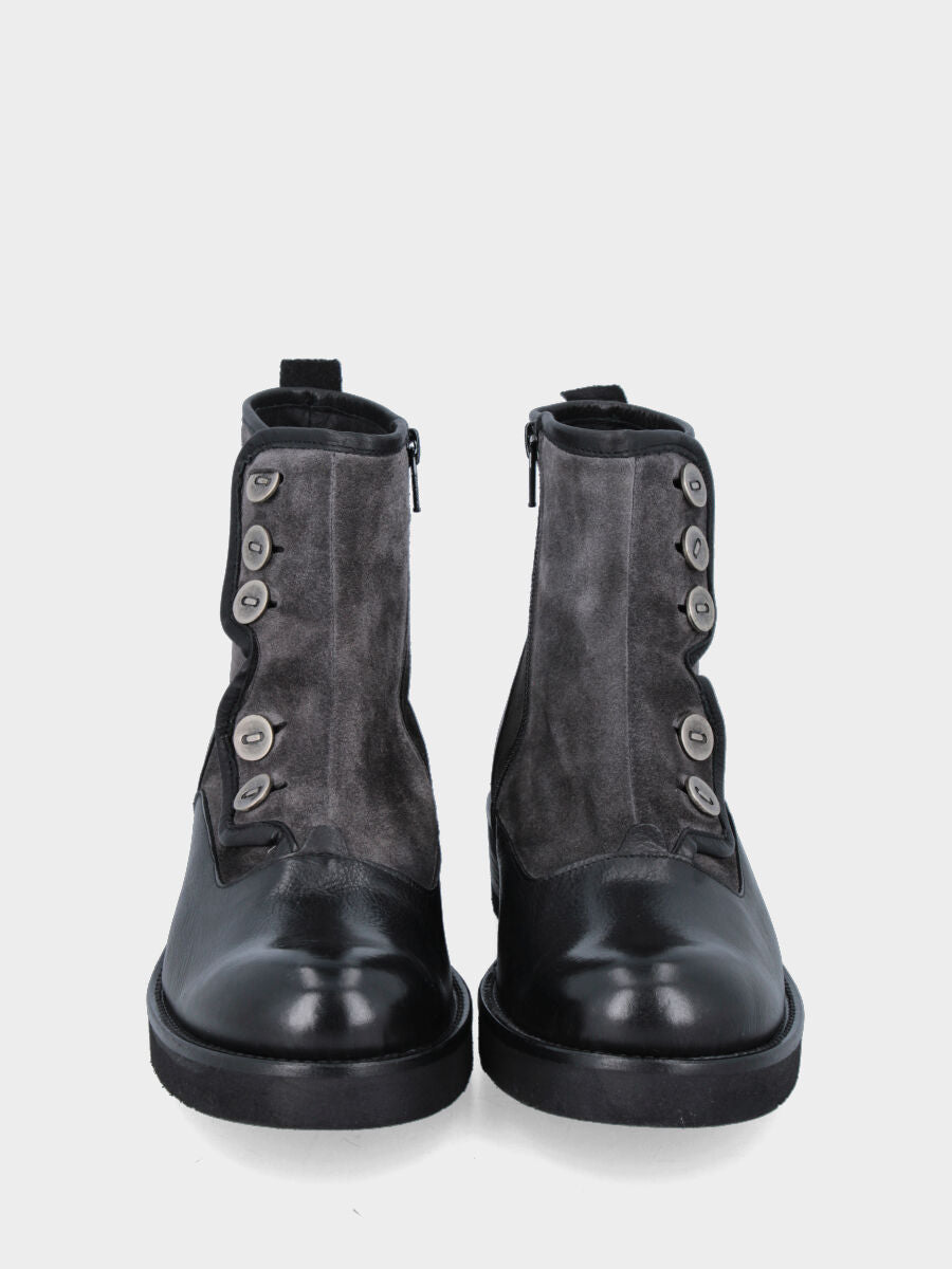 Polacchino in vitello nero con bottoni metallici e cerniera laterale