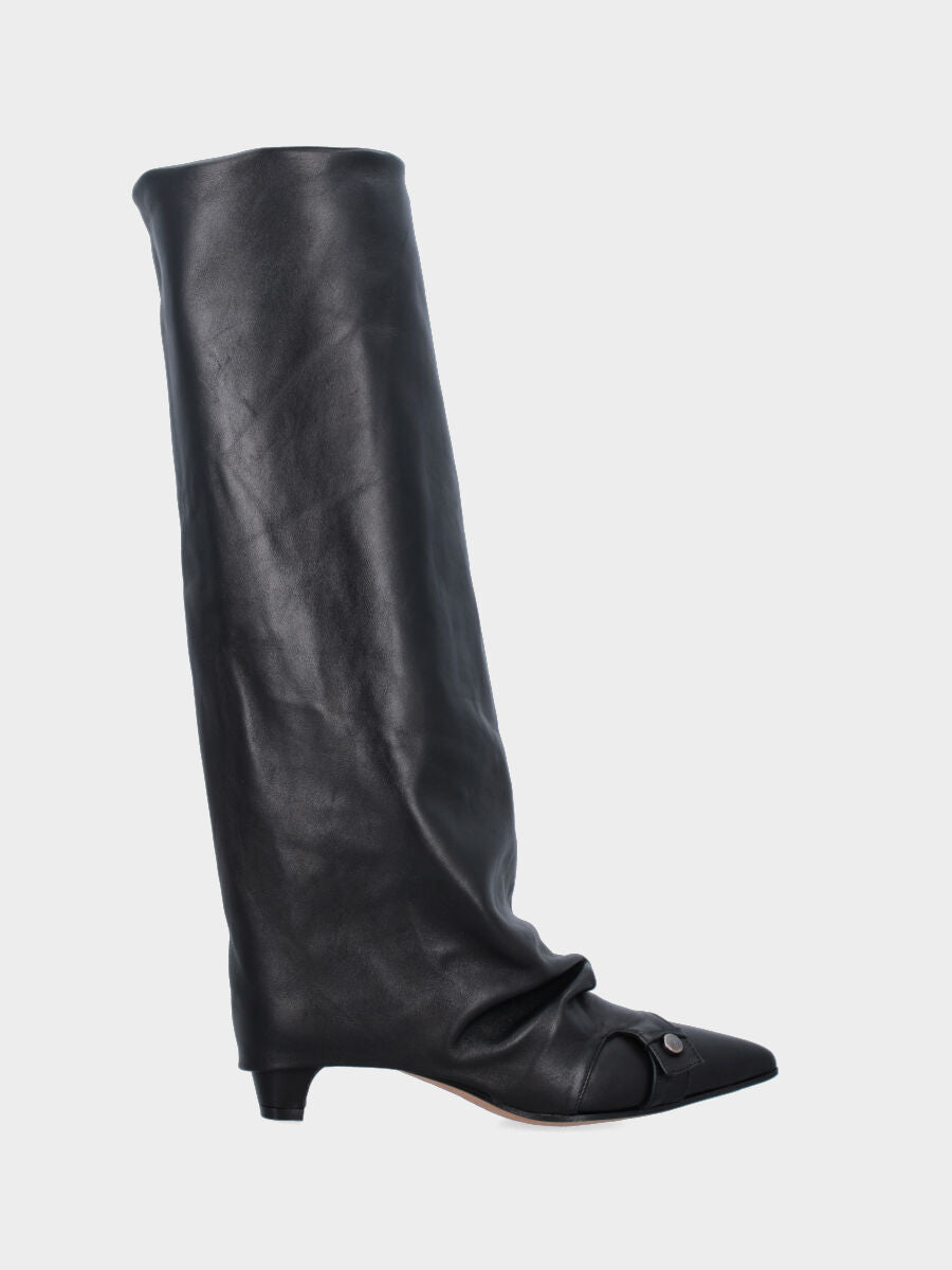 Stivale in nappa nera con gambale risvoltato e cinturino finale