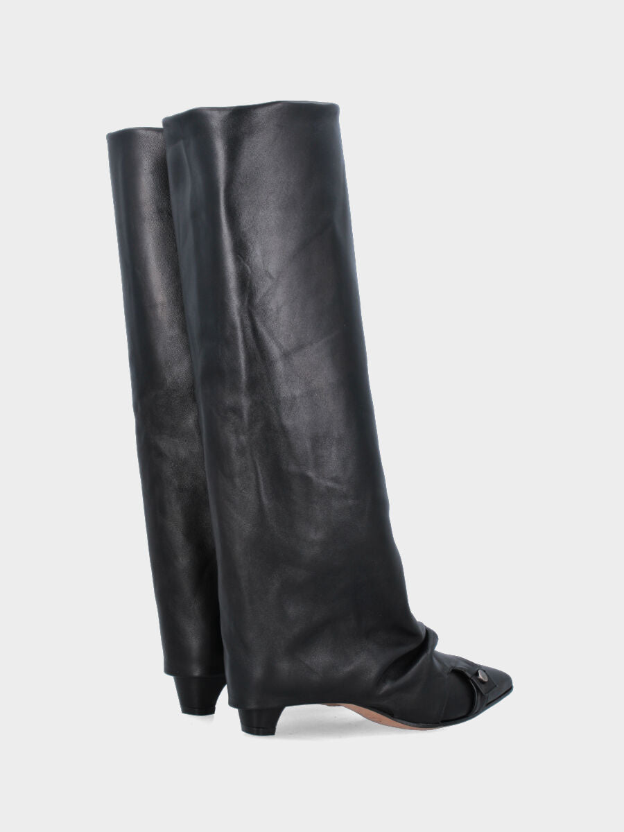 Stivale in nappa nera con gambale risvoltato e cinturino finale