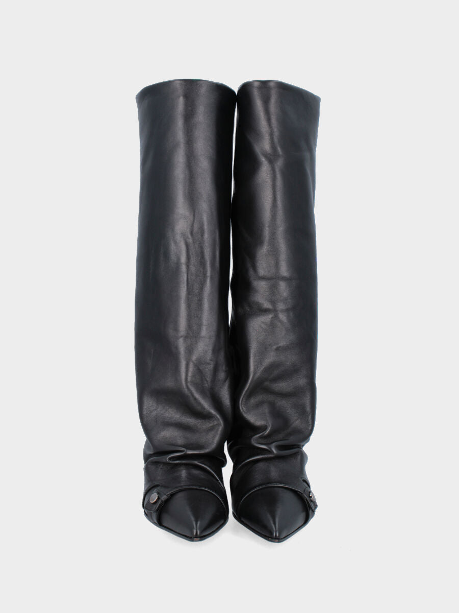 Stivale in nappa nera con gambale risvoltato e cinturino finale