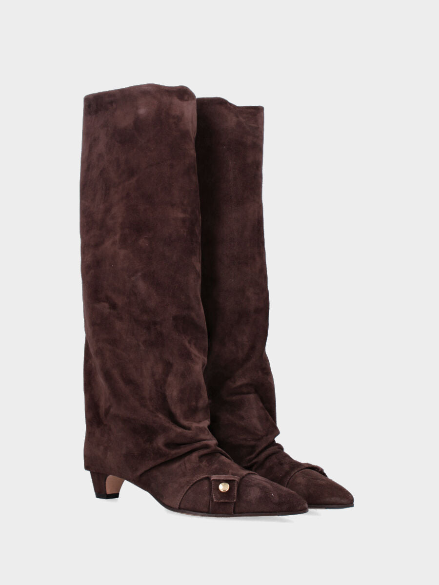 Stivale in camoscio testa di moro con gambale risvoltato e cinturino finale