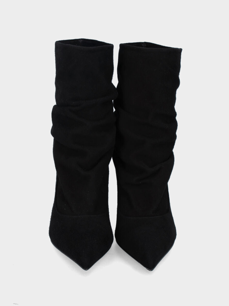 Stivaletto in camoscio nero con gambale goffrato e tacco stiletto