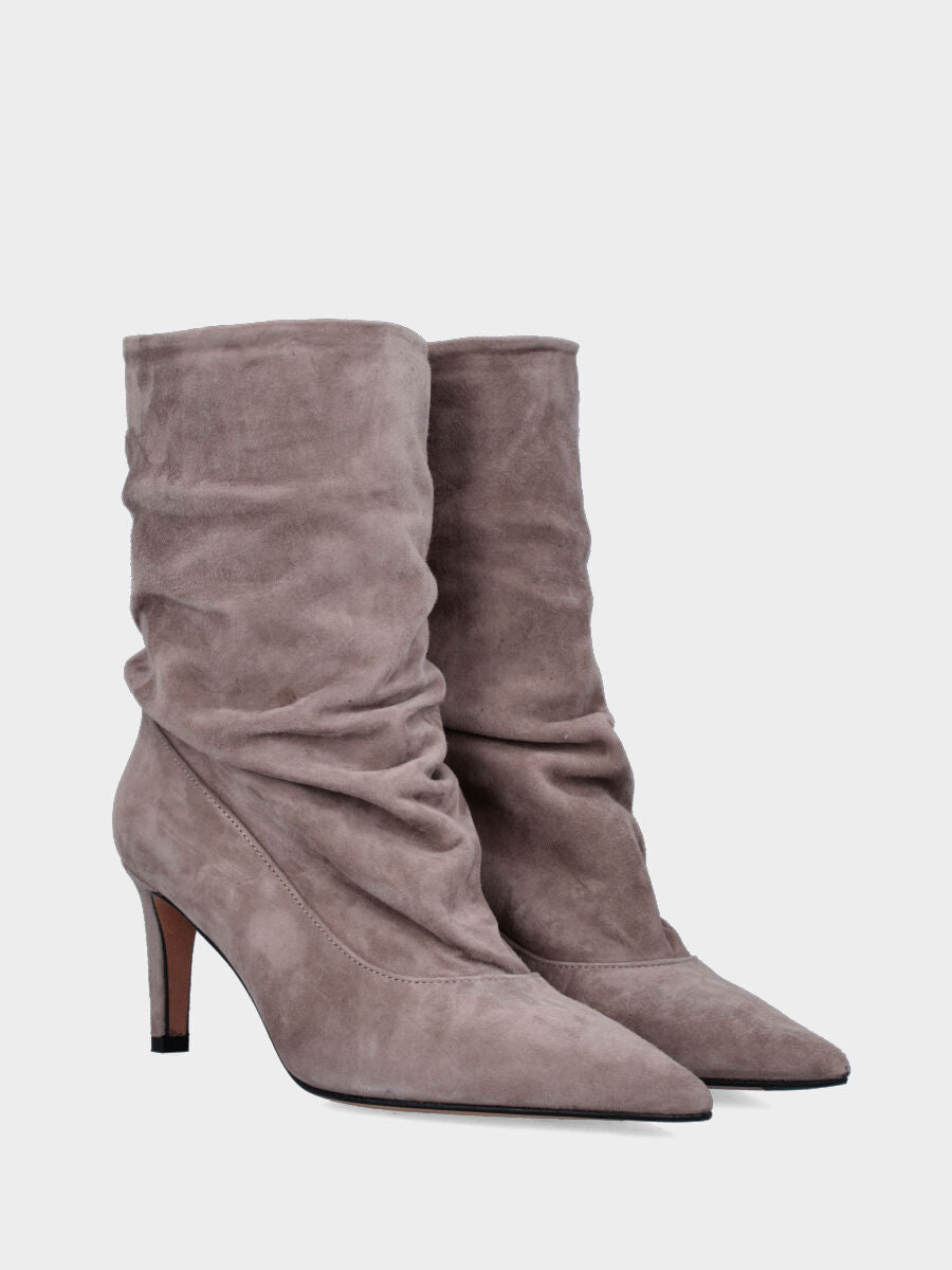 Stivaletto in camoscio grigio con gambale goffrato e tacco stiletto
