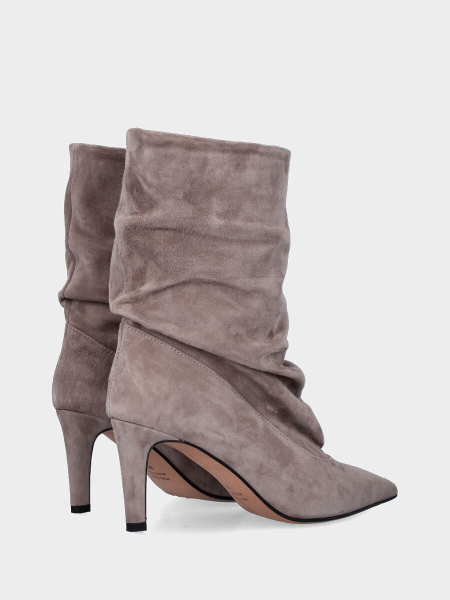Stivaletto in camoscio grigio con gambale goffrato e tacco stiletto