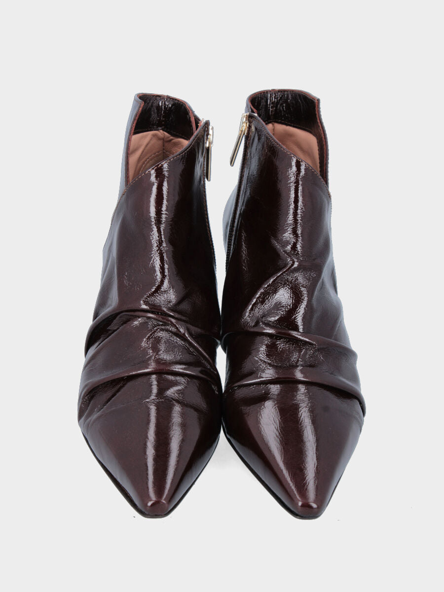 Tronchetto in verlux testa di moro con punta quadrata e tacco laccato