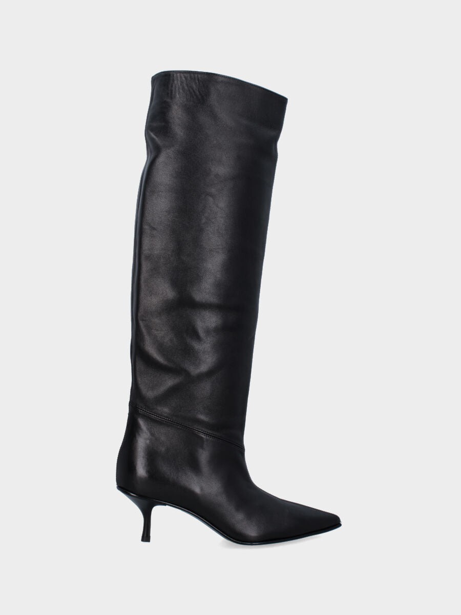 Stivale a tubo in nappa nera con punta sfilata e tacco a calice