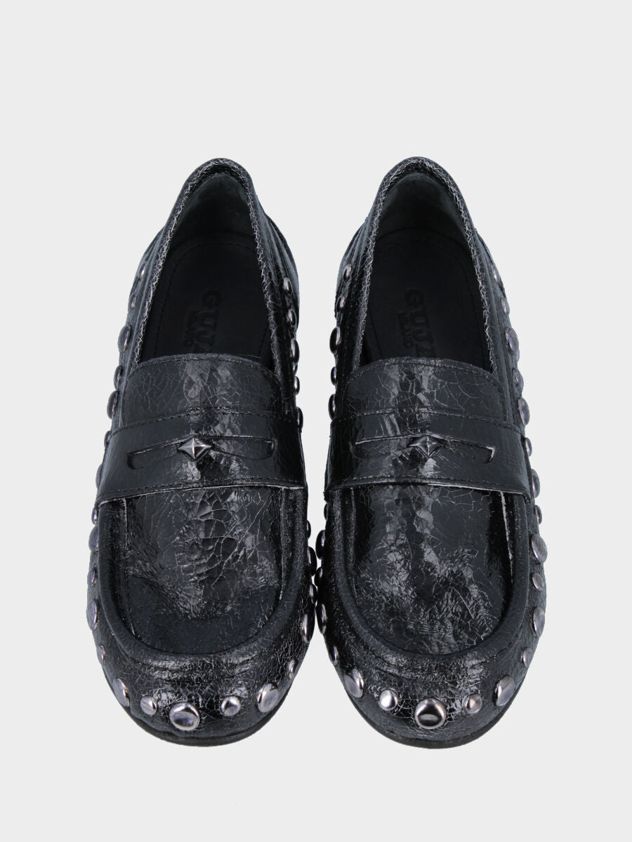 Mocassino in vernice craccata nera con borchiette
