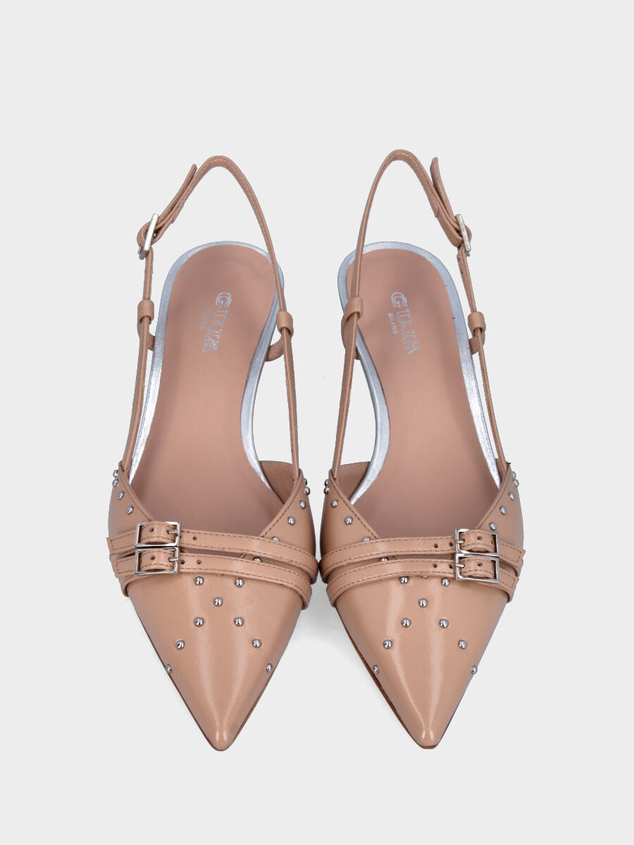 Slingback in vitello abrasivato beige con cinturini e borchie