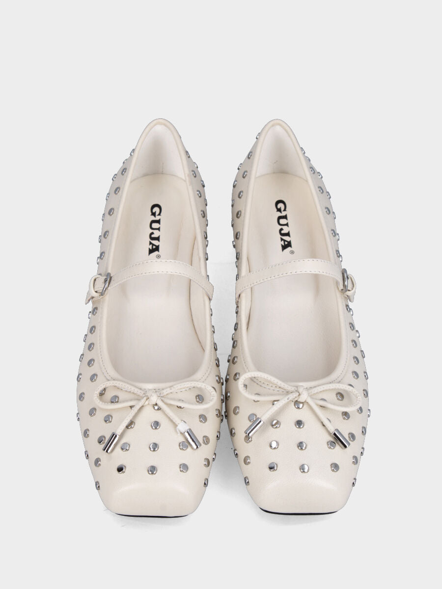 Ballerina in nappa bianca con borchiette tonde e fiocchetto