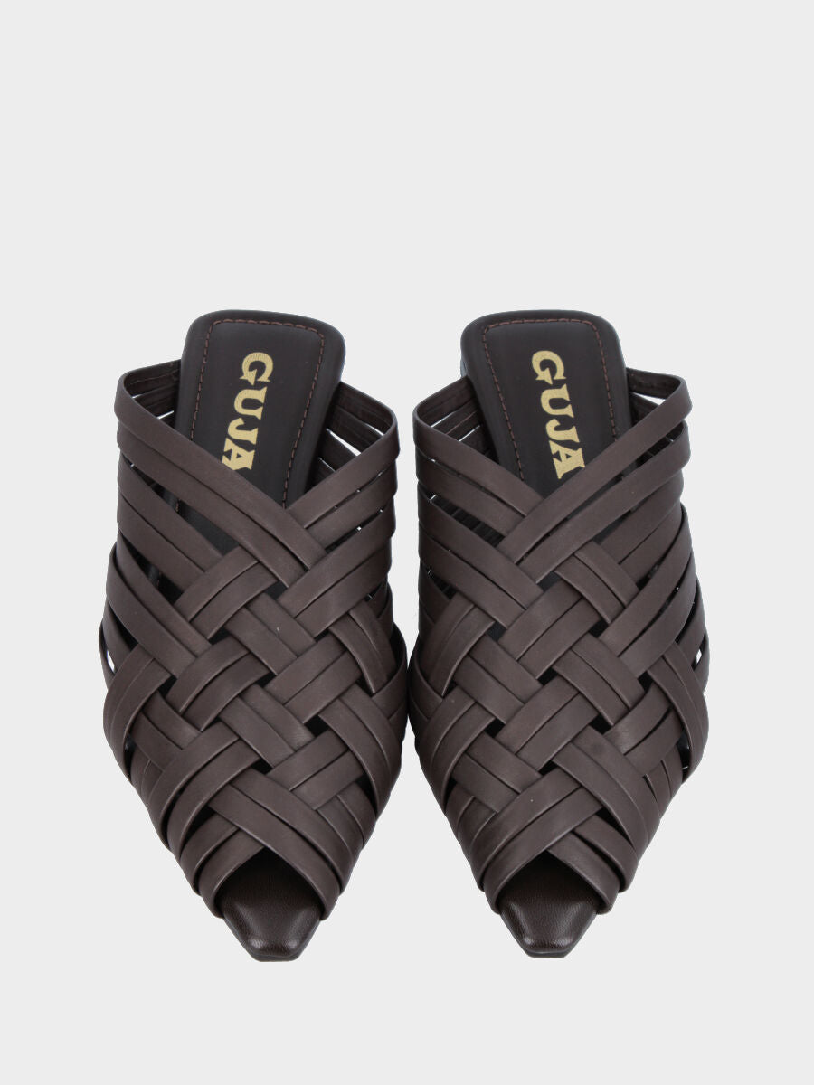 Ciabattina in nappa testa di moro con fascette incrociate e punta sfilata