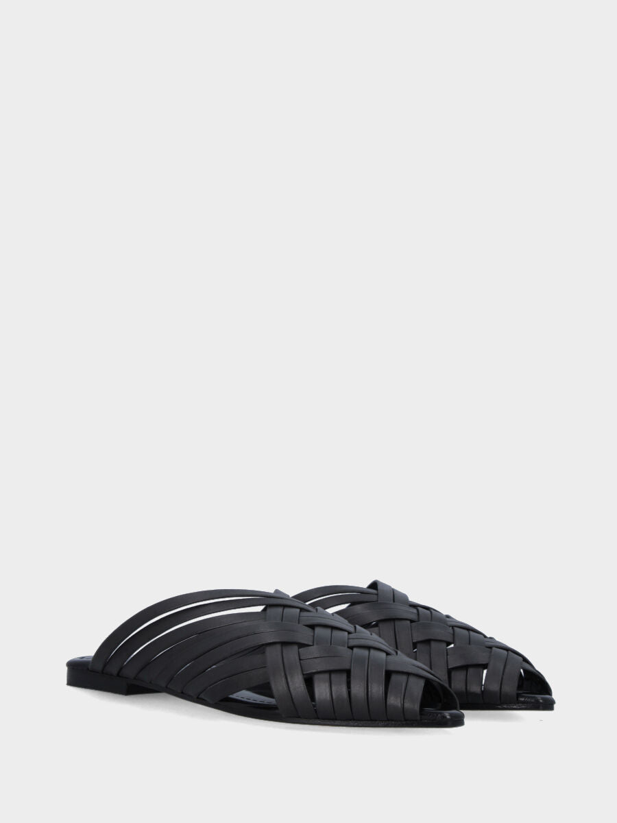 Ciabattina in nappa nera con fascette incrociate e punta sfilata
