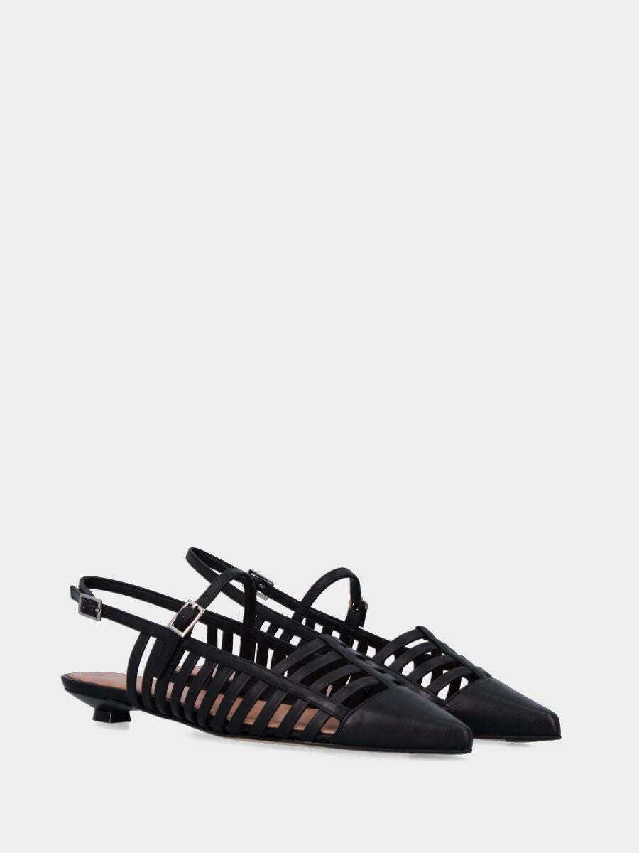 Slingback in nappa nera con listini traforati e tacco a piattino