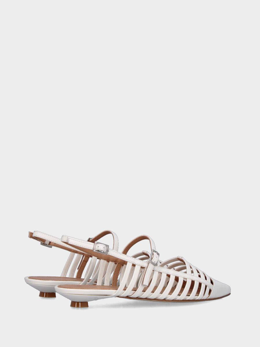 Slingback in nappa bianco latte con listini traforati e tacco a piattino