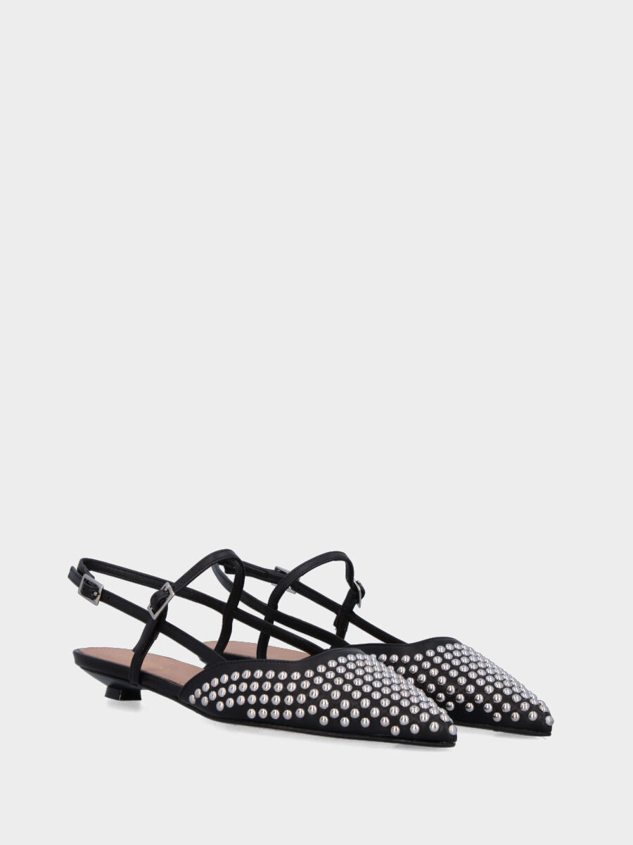 Slingback in nappa nera con borchie a pallini e tacco a piattino