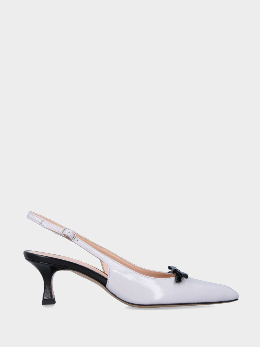 Slingback in verlux bianco con tacco e fiocchetto a contrasto