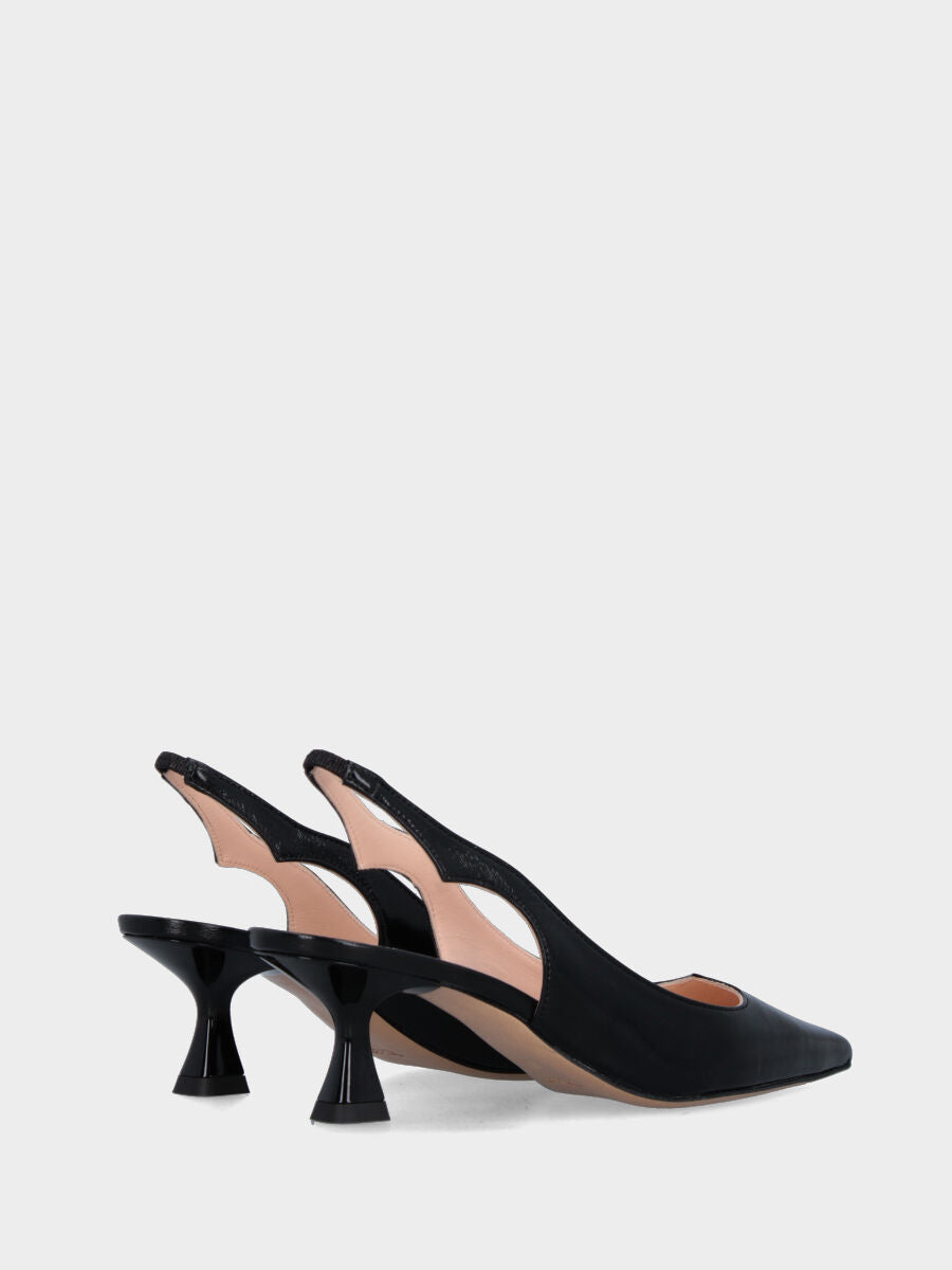 Slingback in verlux nero con scollo a cuore e cinturino sagomato